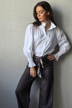 Camisa de cuello alto fruncido con volante blanca