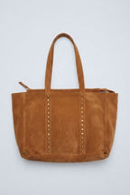 Bolso de ante shopping con tachuelas camel
