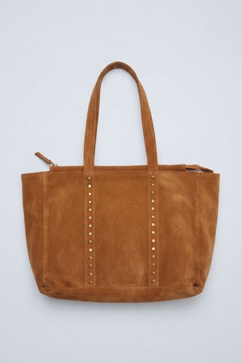Bolso de ante shopping con tachuelas camel