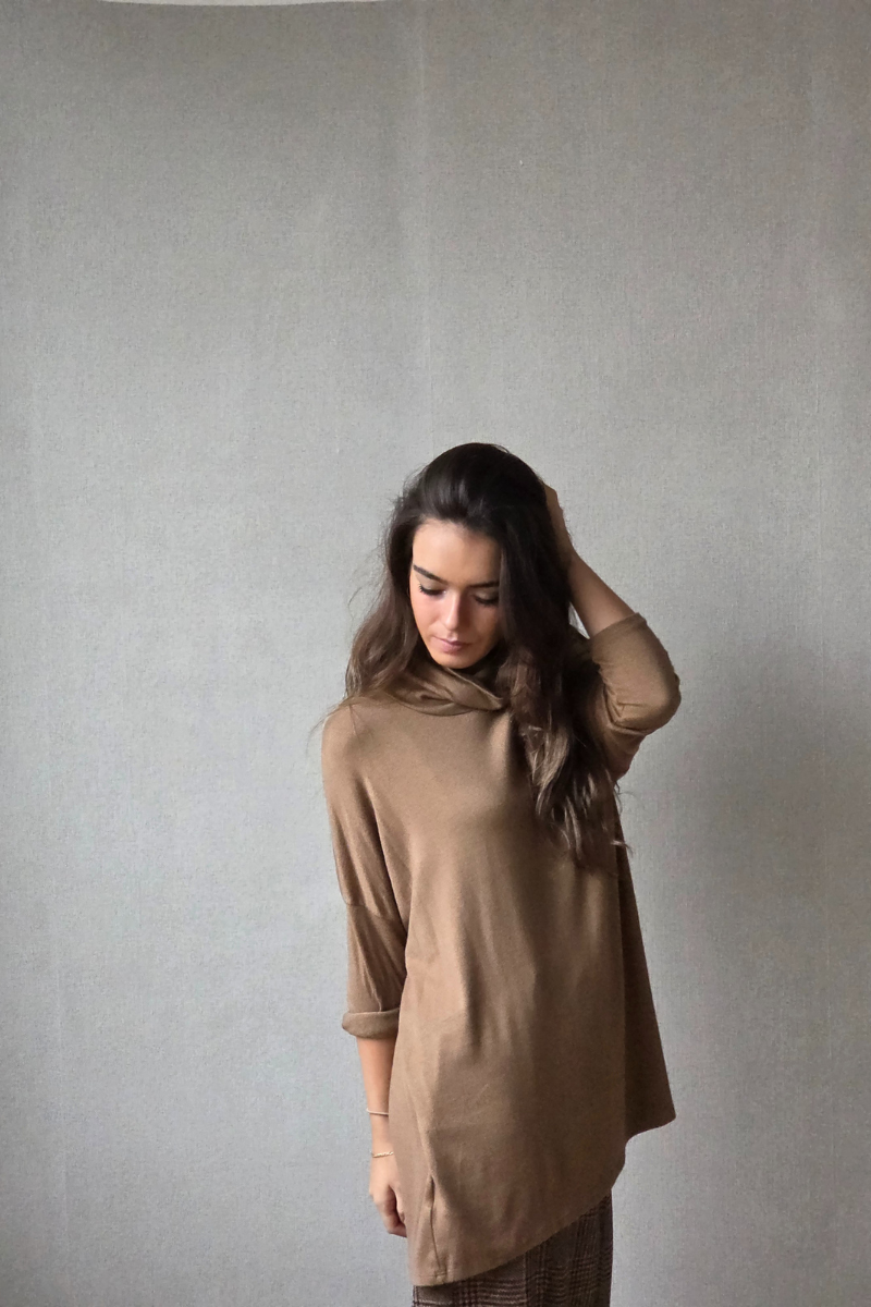 Jersey cuello vuelto fino camel