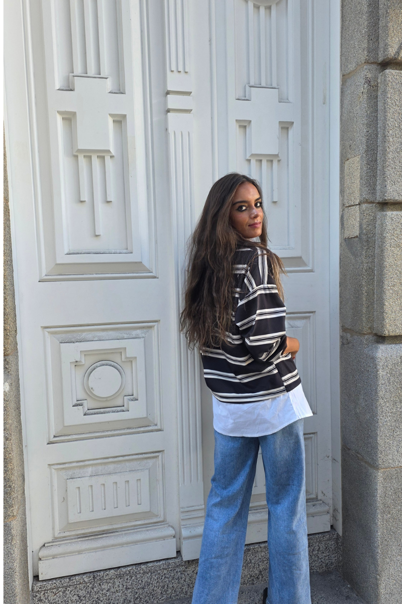 Jersey de rayas negras y blancas con detalle de camisa falsa
