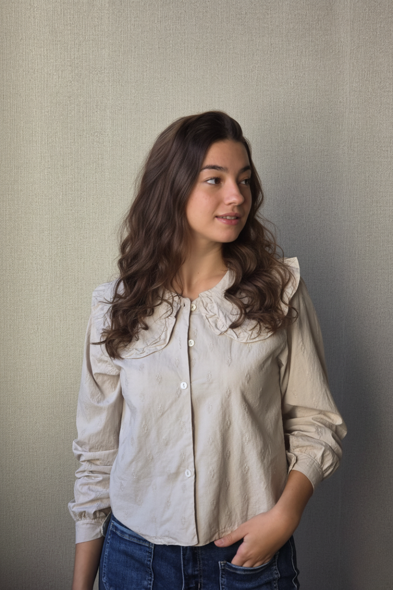 Camisa con cuello bebe y bordado rombos beige