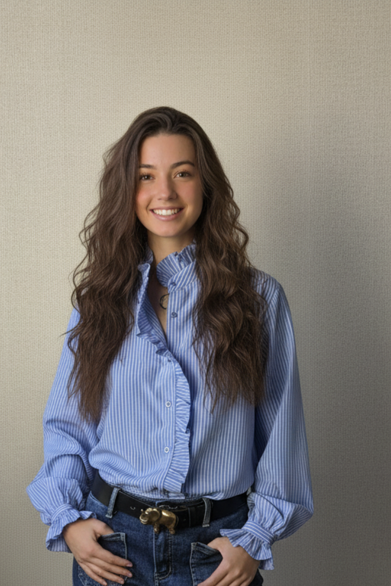 Blusa de rayas con volante azul
