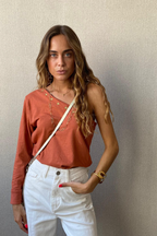 Top asimétrico con estrellas caldero