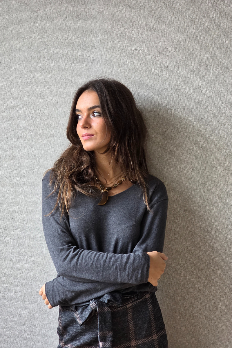 Jersey fino cuello pico gris