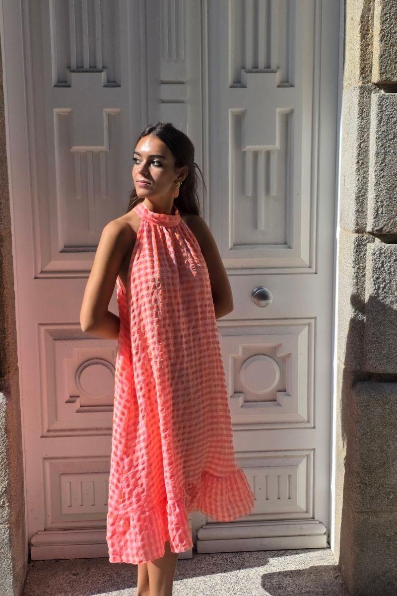 Vestido cuello halter de cuadros naranja flúor