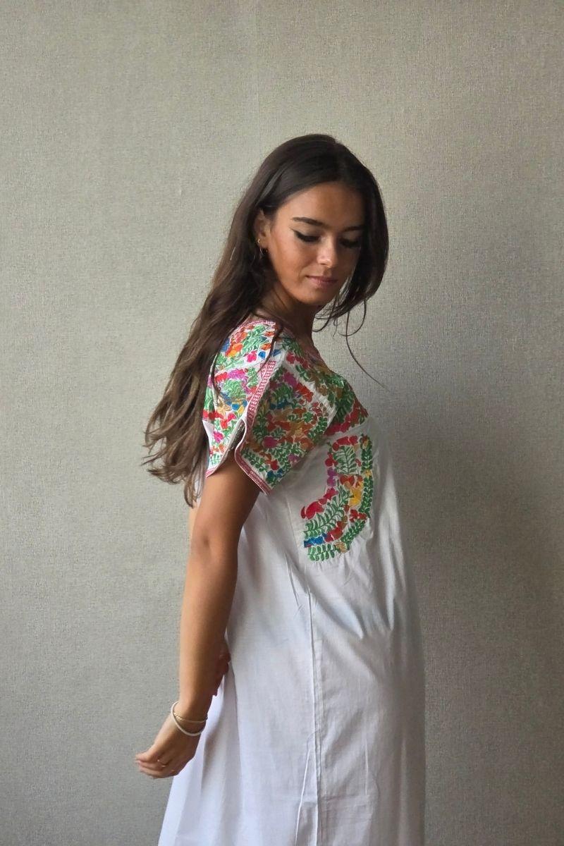 Vestido mexicano bordado a mano blanco