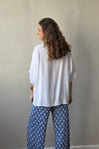 Pantalón estampado fuego con bolsillos azul jeans