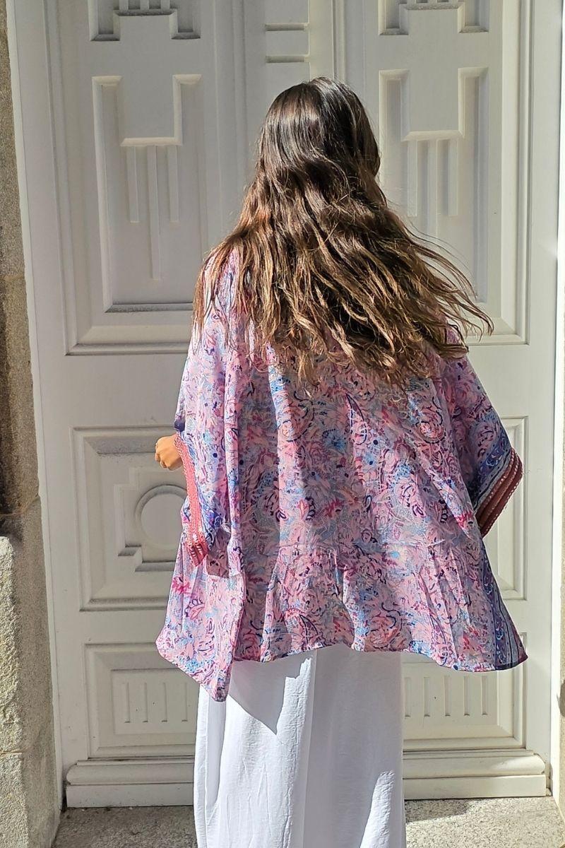 Kimono corto estampado rematado con espejitos rosa y azulón