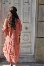 Vestido cuello pico de cuadros coral
