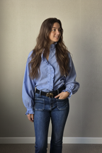 Blusa de rayas con volante azul