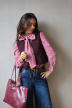 Camisa de rayas con lazo granate