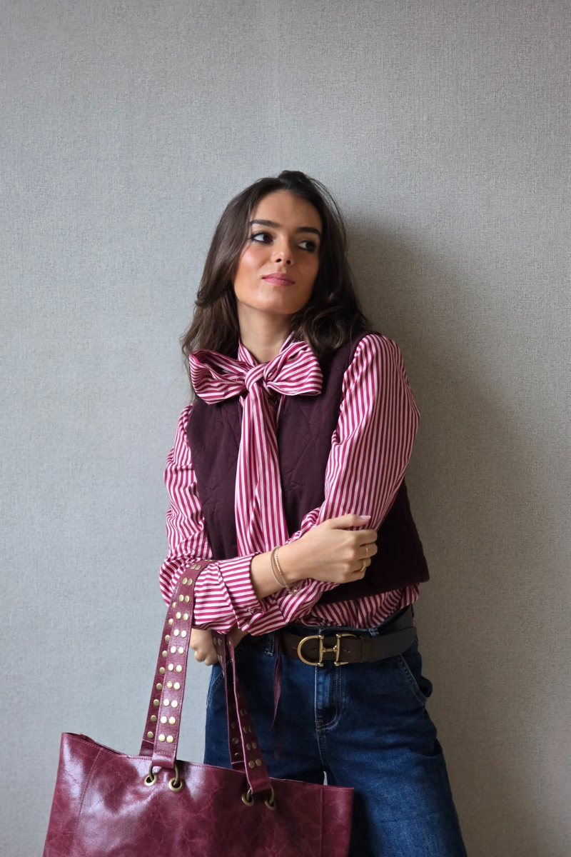 Camisa de rayas con lazo granate