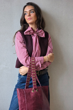 Camisa de rayas con lazo granate