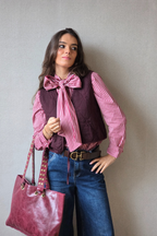 Camisa de rayas con lazo granate