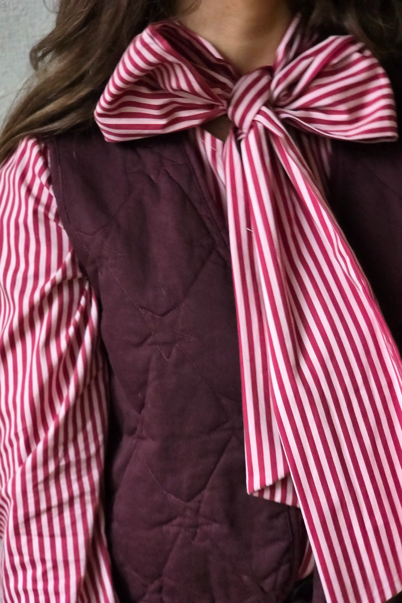 Camisa de rayas con lazo granate