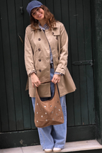 Bolso de Hombro Camel con Tachas - Ante Premium