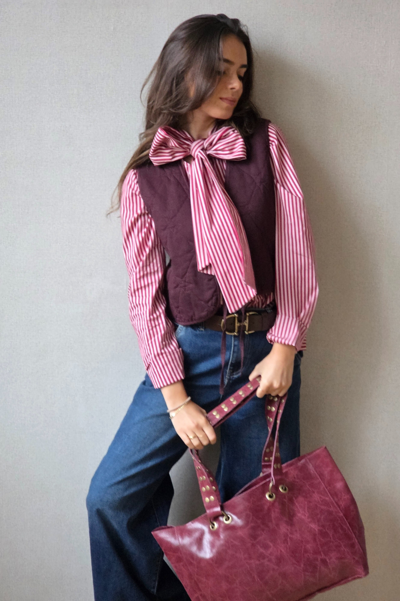 Camisa de rayas con lazo granate