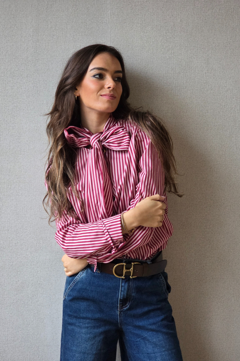 Camisa de rayas con lazo granate