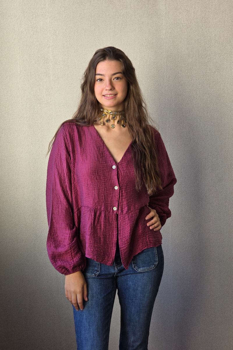 Blusa fluida cuello pico berenjena