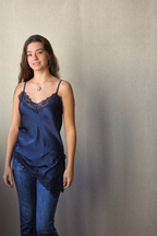 Top satinado con encaje bajo asimétrico azul marino