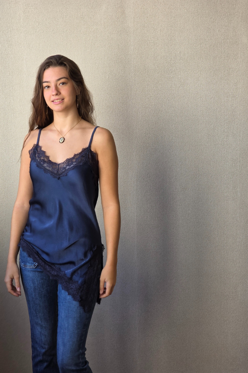 Top satinado con encaje bajo asimétrico azul marino