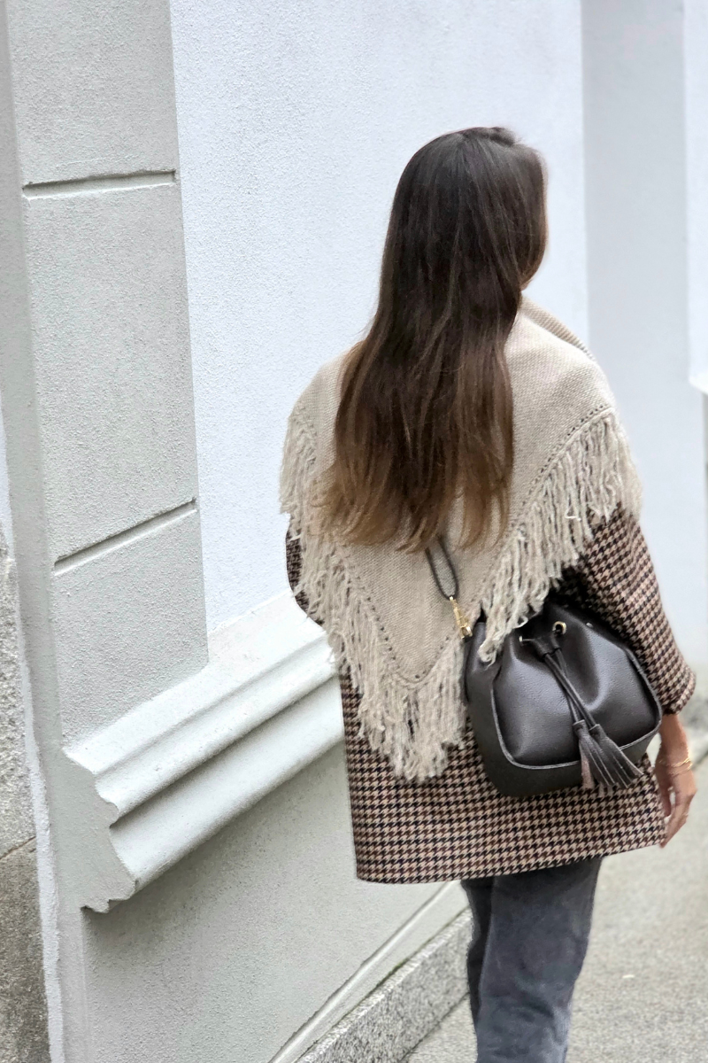 Chal de punto con flecos topo