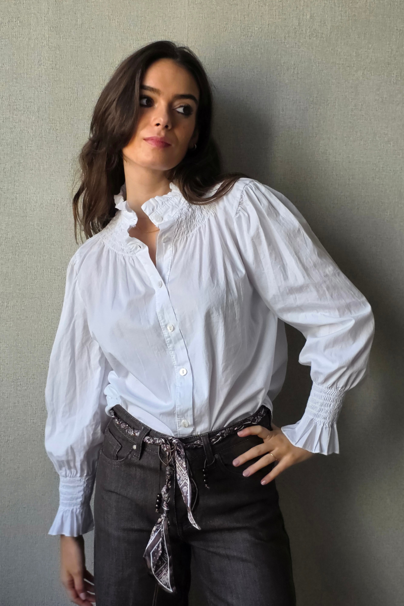 Camisa de cuello alto fruncido con volante blanca