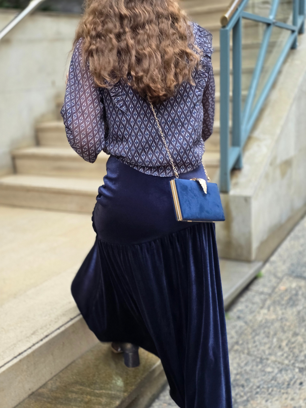 Falda larga de terciopelo asimétrica azul marino