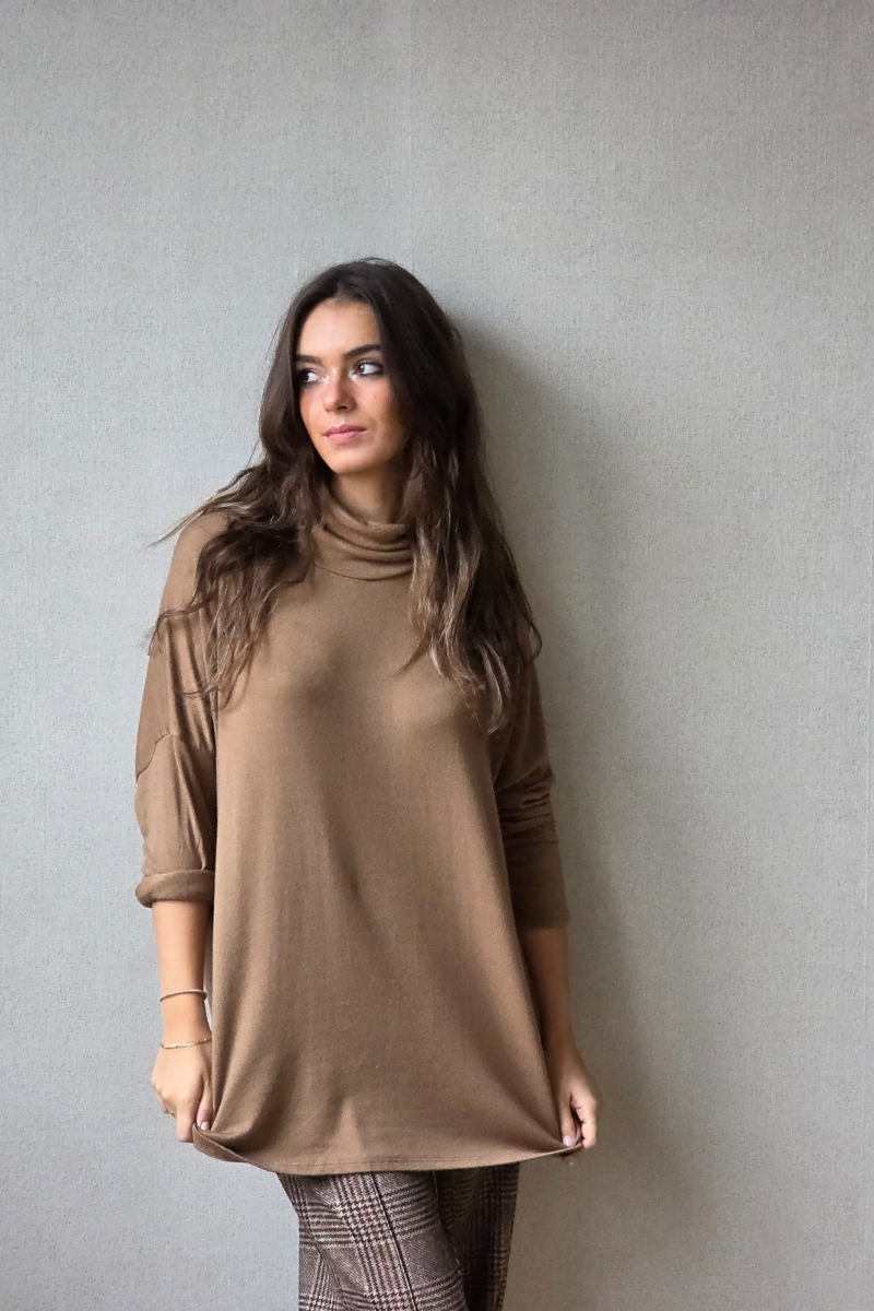 Jersey cuello vuelto fino camel