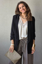 Blusa beige raso con puntilla y volante en la manga