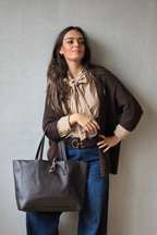 Camisa de rayas con lazo camel