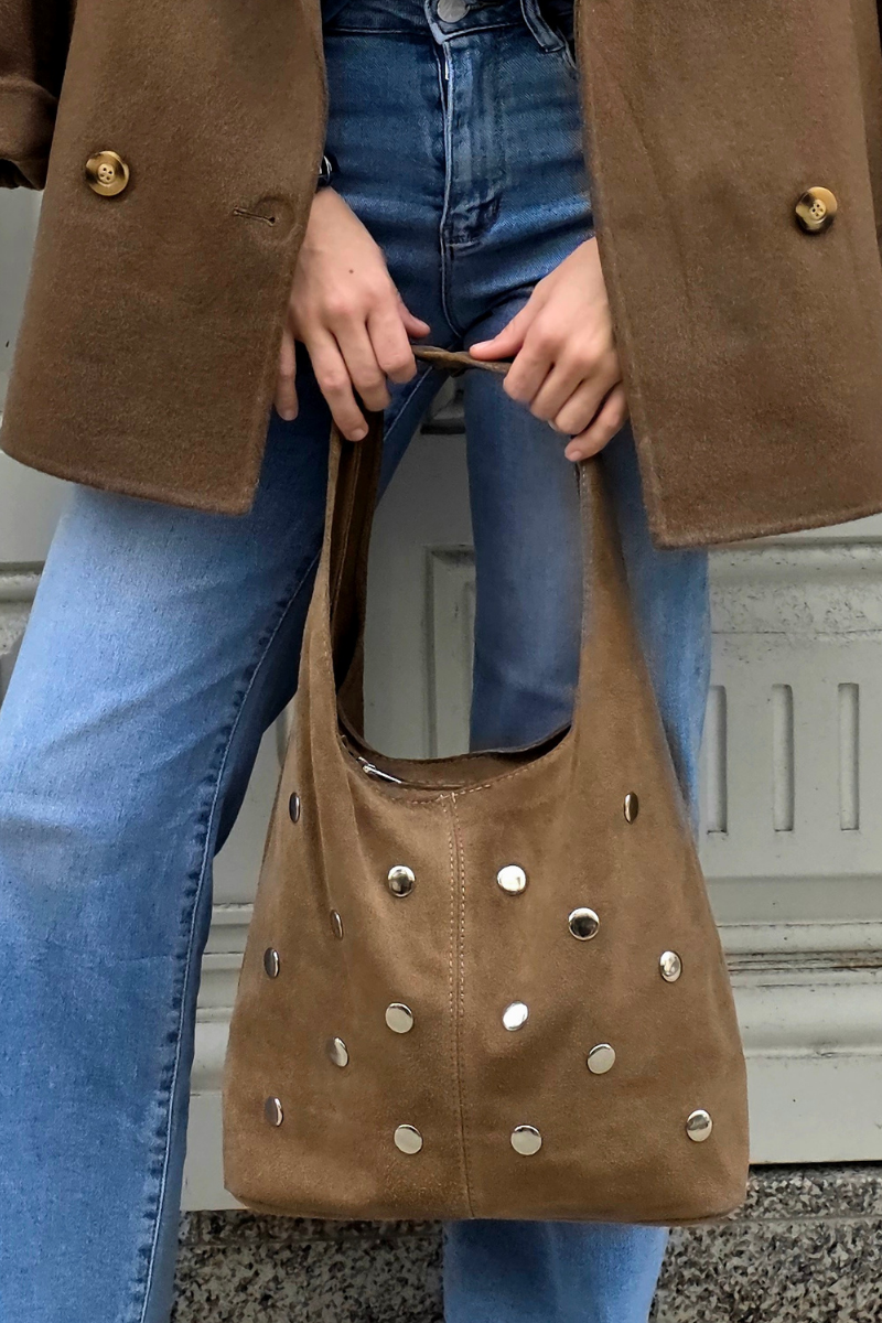 Bolso de Hombro Camel con Tachas - Ante Premium