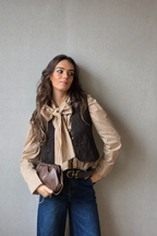 Camisa de rayas con lazo camel