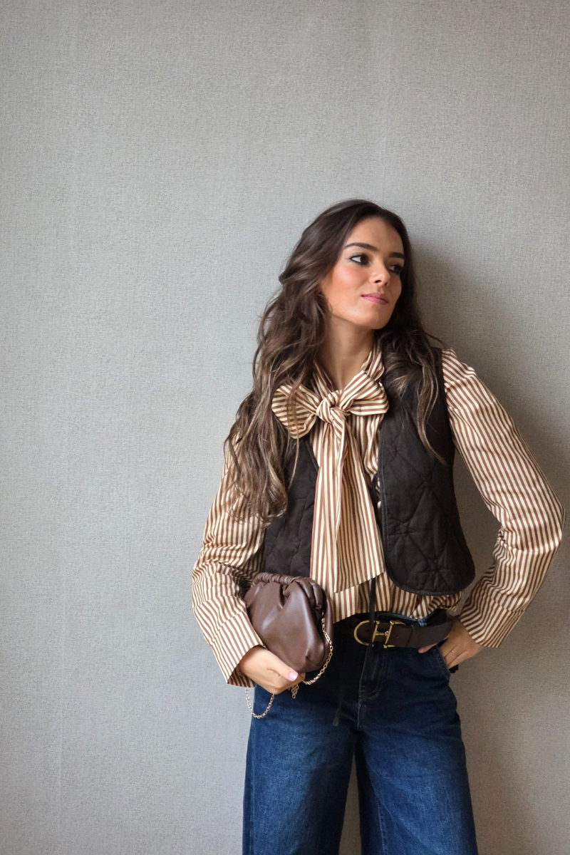 Camisa de rayas con lazo camel