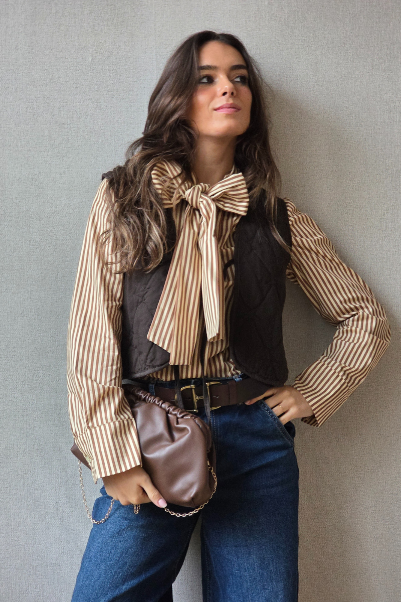 Camisa de rayas con lazo camel