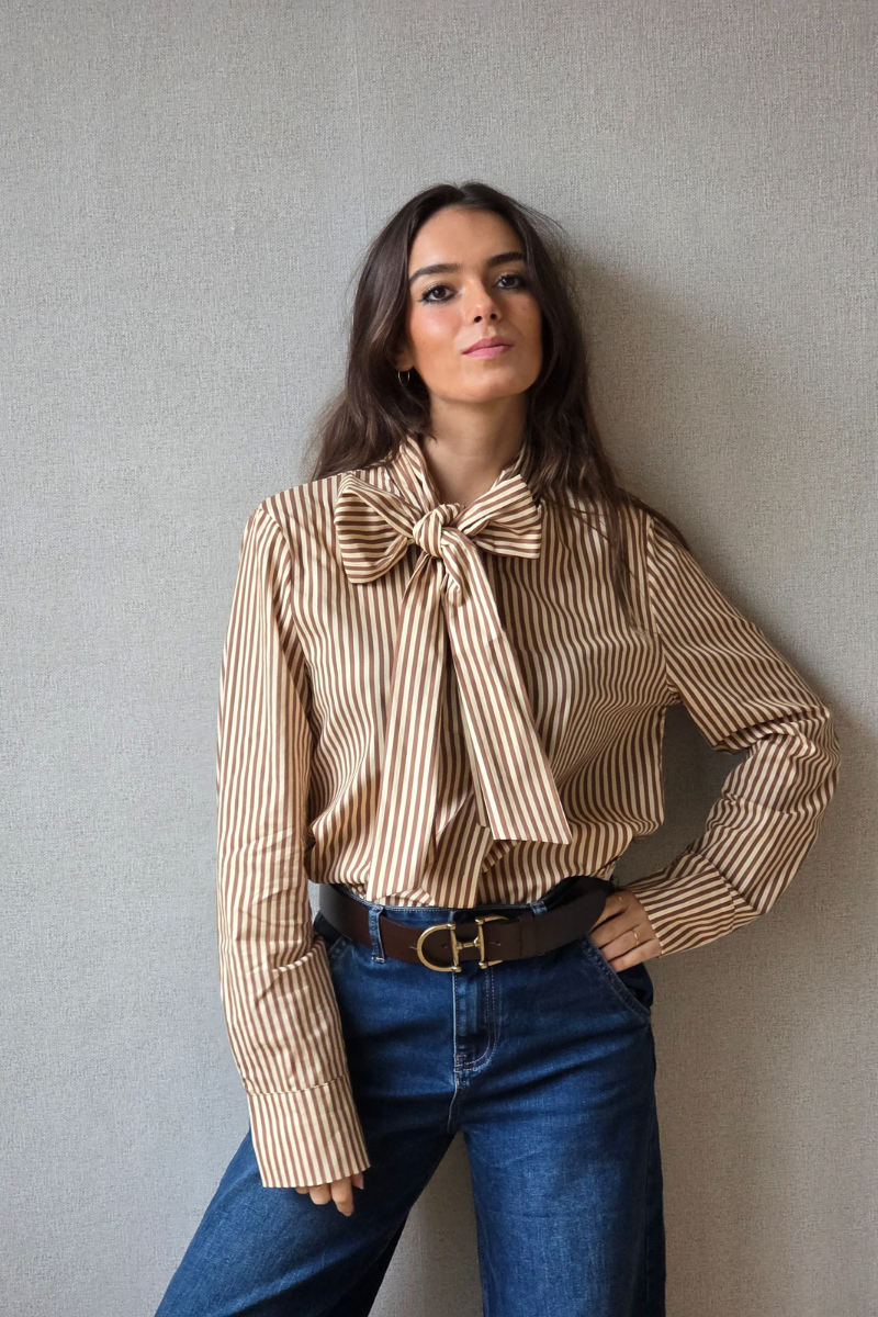 Camisa de rayas con lazo camel