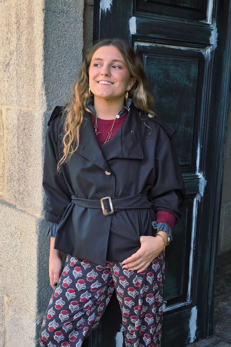 Chaqueta tipo gabardina corta negra