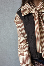 Camisa de rayas con lazo camel