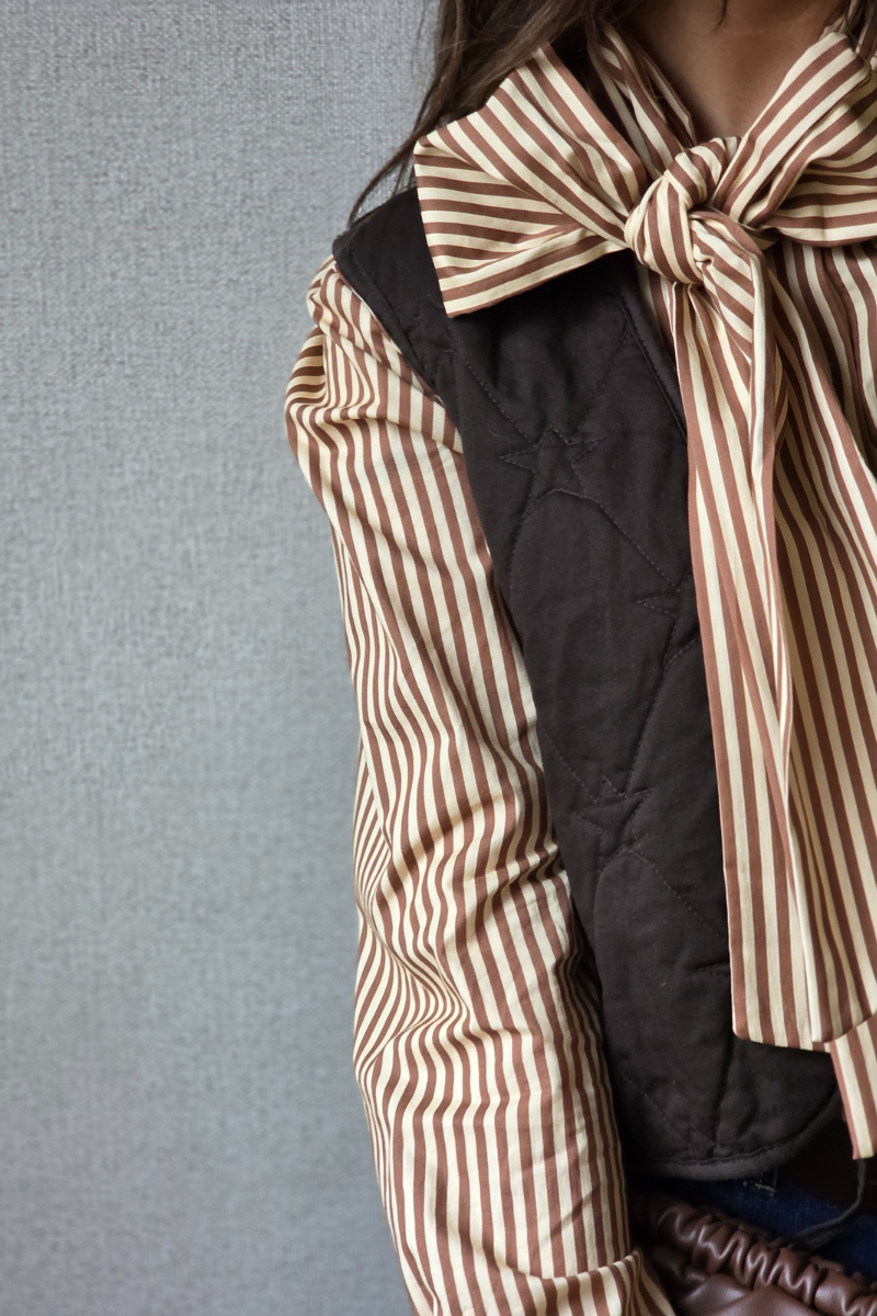 Camisa de rayas con lazo camel