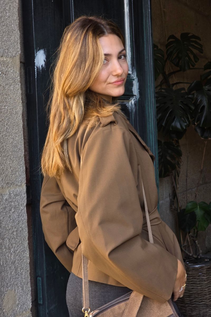 Chaqueta tipo gabardina corta camel