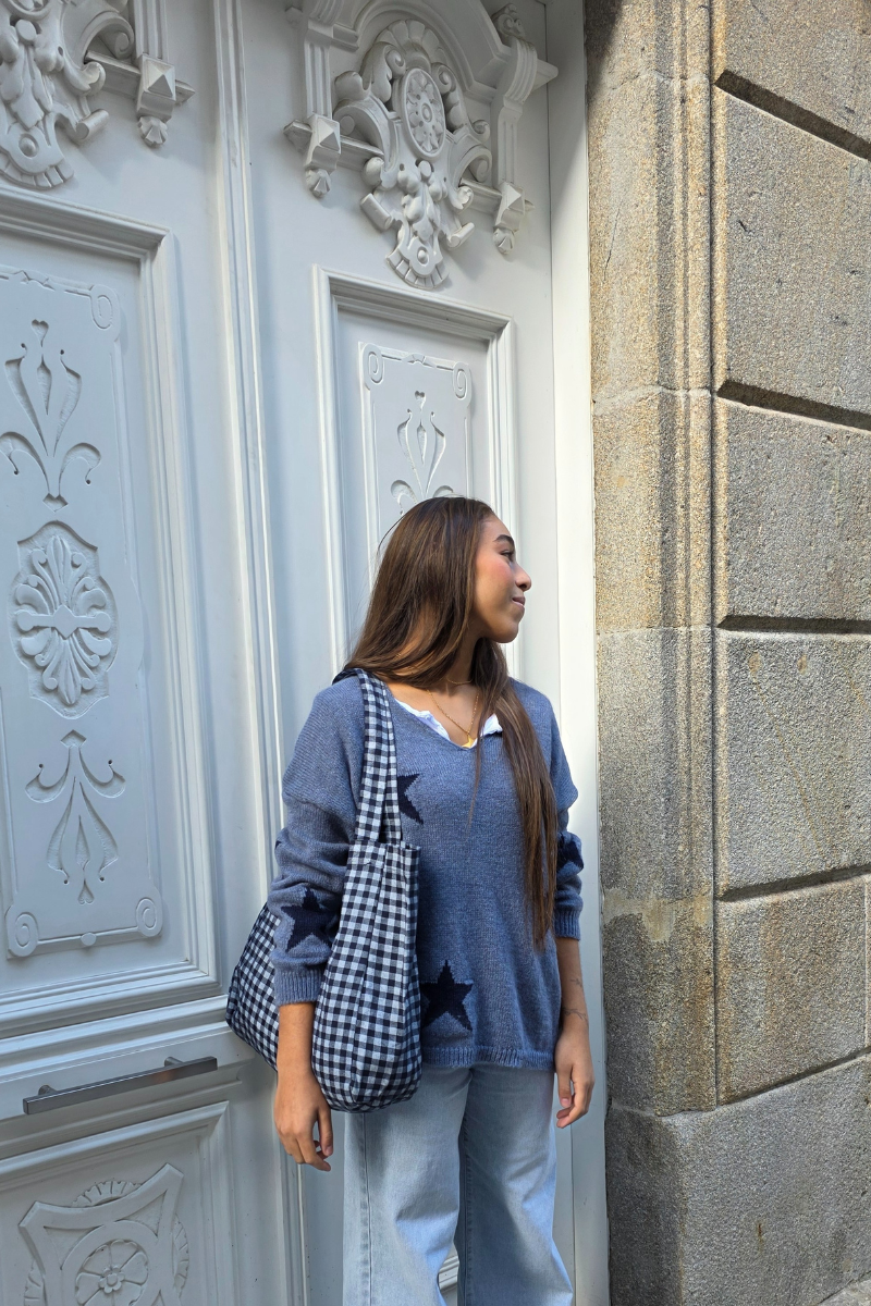 Jersey punto cuello pico con estrellas azul