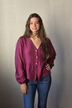 Blusa fluida cuello pico berenjena