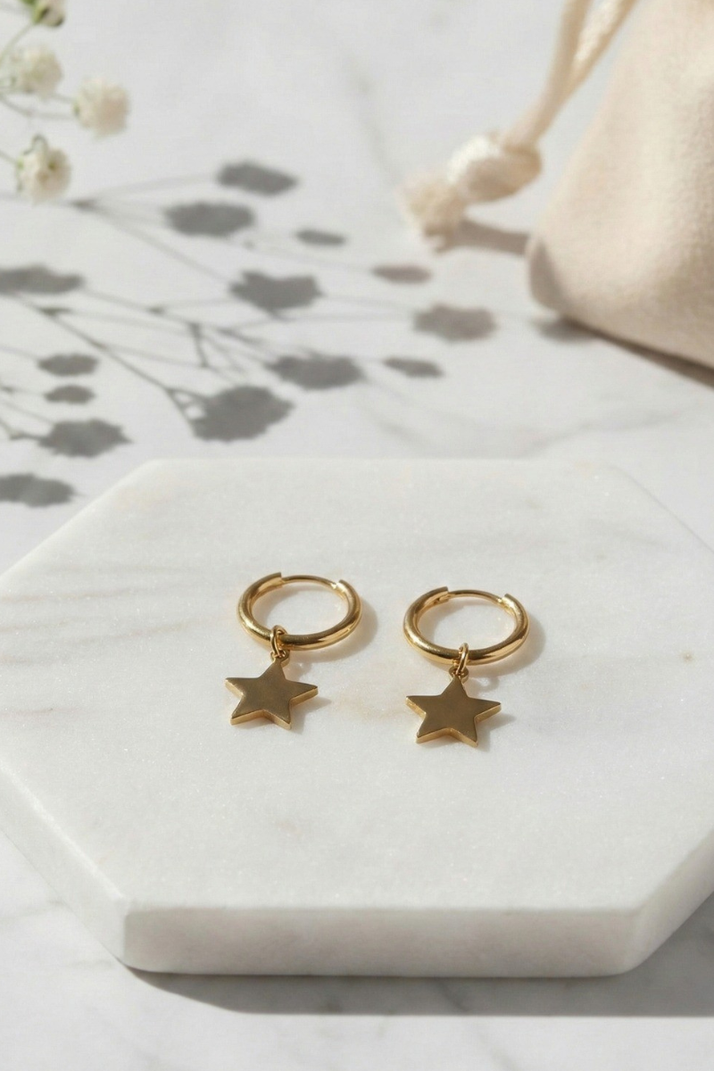 Pendientes pequeños de estrellas tipo aro dorado