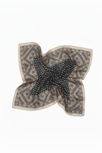 PAÑUELO ESTAMPADO FLORES NEGRO