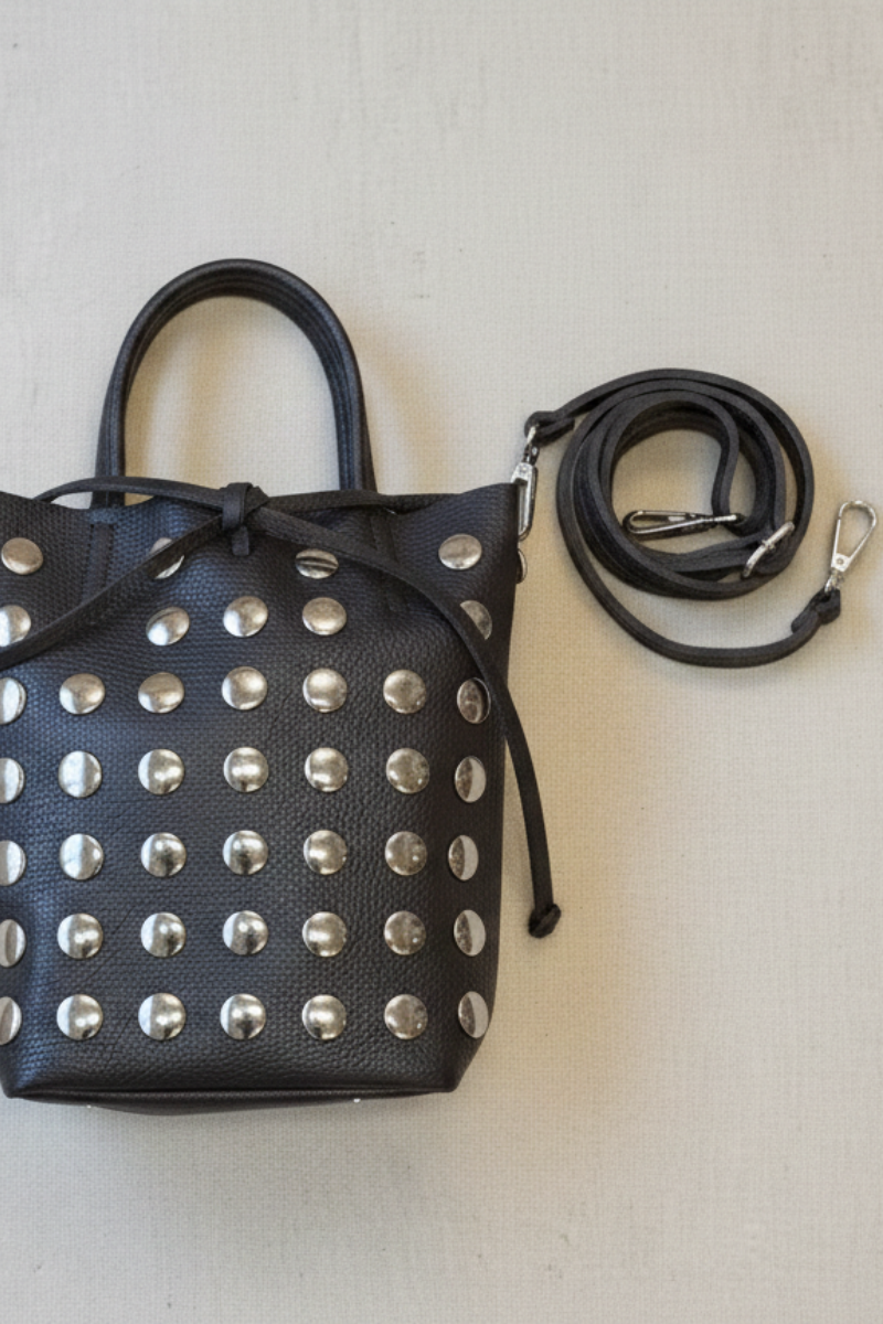 Bolso chocolate tipo cubo de piel con tachas