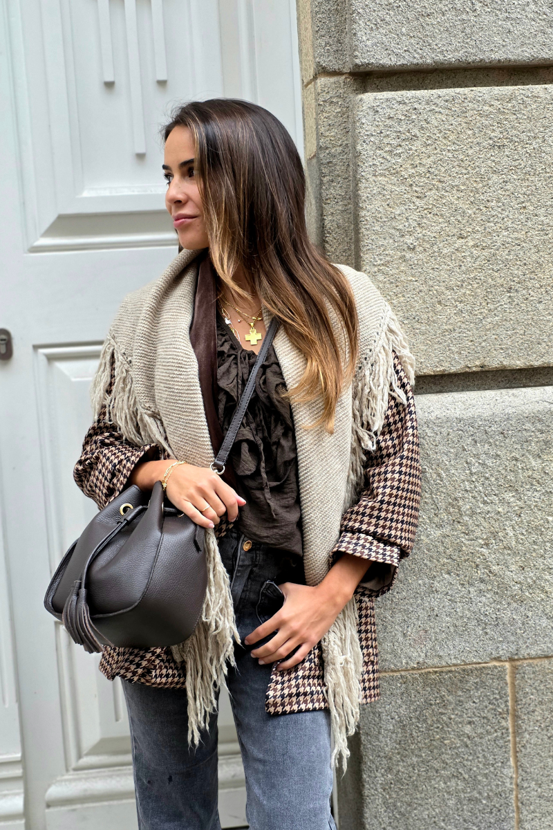 Chal de punto con flecos topo