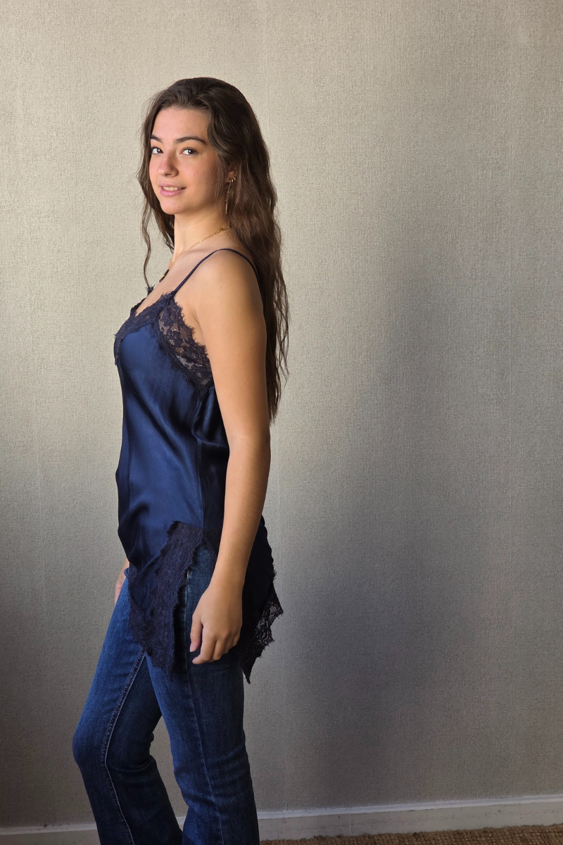 Top satinado con encaje bajo asimétrico azul marino