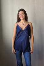 Top satinado con encaje azul marino