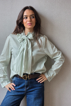 Camisa de rayas con lazo verde bonito